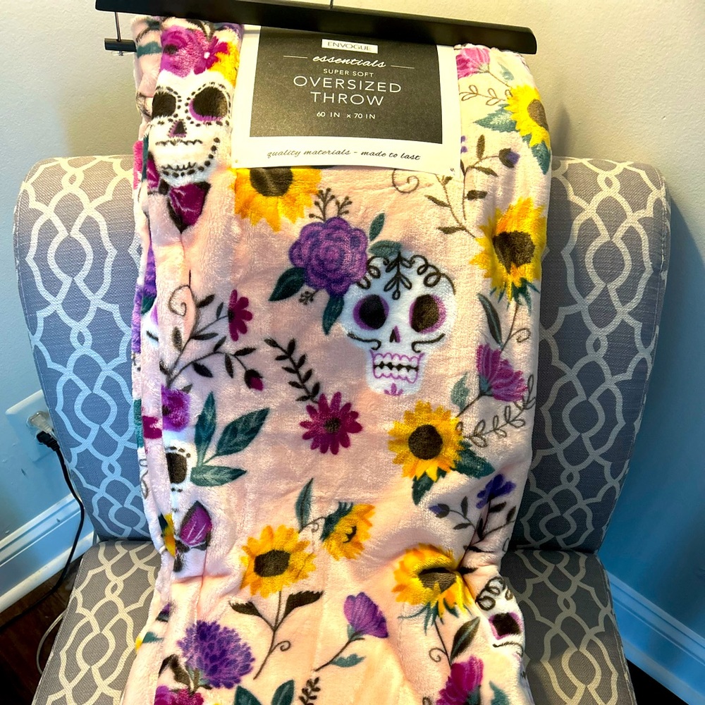 NWT skull and flowers oversized blanket